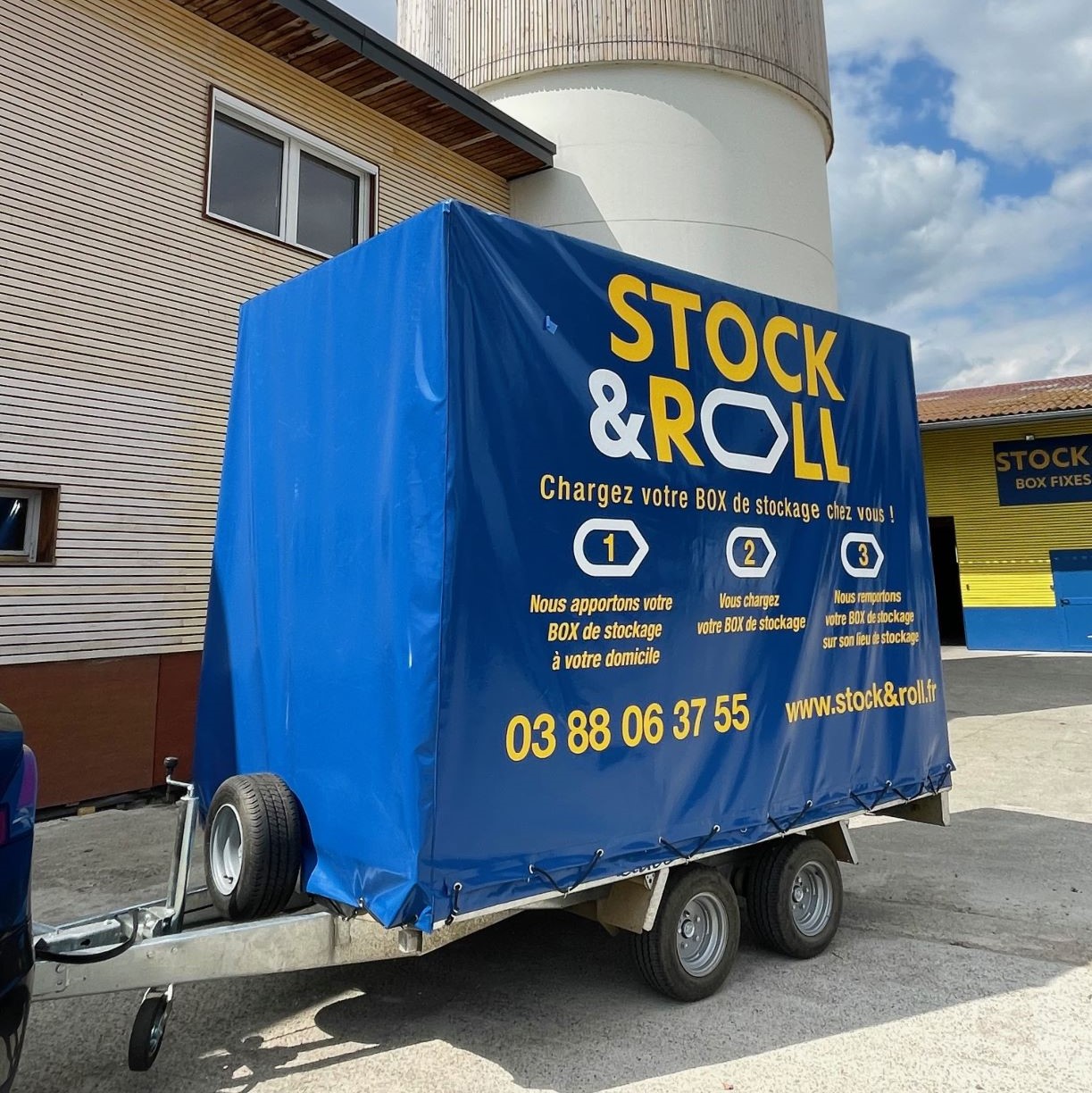 Photographie d'une box mobile surmontez d'une b√¢che expliquant les √©tapes de location et chargement de la box.