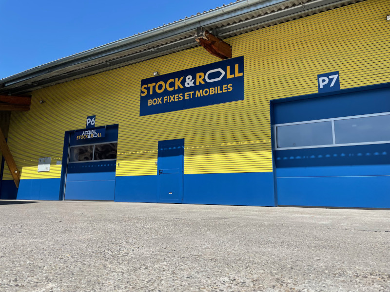 Photo d'un entrep√¥t de couleurs jaune et bleu et portant le logo de l'entreprise de stockage Stock&Roll